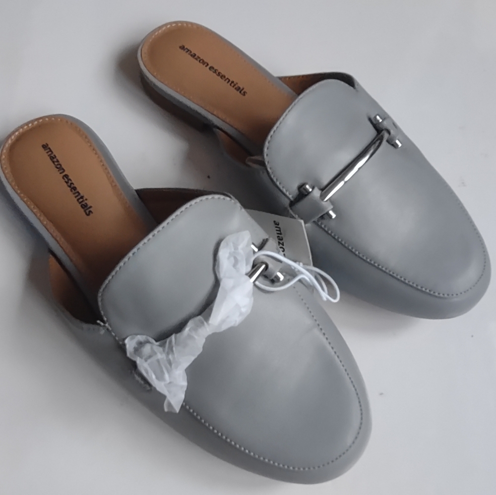 Amazon essentials women's shoes size 7w
